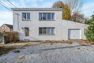 Située à proximité directe de toutes les facilités et des axes routiers, cette spacieuse maison vous séduira par son potentiel et sa...