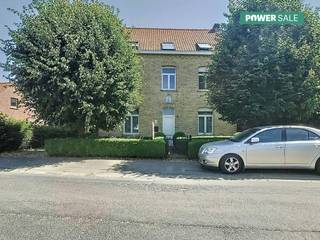 Dit ruime huis te koop in het pittoreske Roesbrugge biedt tal van mogelijkheden en is ideaal als gezinswoning. Het huis is met zorg onderhouden...