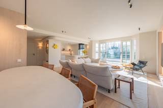 High end appartement de coin situé dans le domaine exclusif Tennis Gardens de 5ha avec piscine intérieure chauffée, à quelques pas de la plage et du Royal Zoute Tennis Club. Composition: hall avec vestiaire et toilette d'invitée. Lumineux, grand séjour ouvrant sur la grande terrasse ouest orientée et jouissant des vues ouvertes sur les jardins. Cuisine entièrement équipée (appareils Miele). Chambre de maître avec dressing, salle de bains (douche, lavabo et toilette) et qui donne sur la grande terrasse ensoleillée. 2ème chambre spacieuse avec salle de douche et accès à la terrasse arrière. 3ème chambre avec salle de douche. Toutes les chambres sont équipées de placards. Possibilité d'acheter d'un double garage avec grand débarras dans la résidence. Local à vélos commun. Concierge. Le domaine dispose d'une piscine intérieure accessible exclusivement aux résidents.