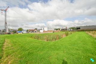 Welkom in deze verkaveling bestaande uit 24 kavels in totaal. Momenteel zijn er nog <strong>4 bouwgronden</strong> beschikbaar: loten 1 en 2 (die samen dienen aangekocht te worden voor een koppelbouwwoning) en loten 13 en 14 (voor open bebouwing). De perceeloppervlakken variëren tussen 477 m² en 847 m² (dit voor de 2 aanpalende percelen). De kavels bevinden zich in een rustige, aangename buurt met een uitstekende bereikbaarheid dankzij de nabijheid van enkele belangrijke invalswegen. Loten 13 en 14 zijn bestemd voor villabouw en worden aangeboden zonder bouwverplichting. Wie kiest om samen te werken met de bouwheer, kan – onder voorbehoud – nog genieten van het verlaagde btw-tarief van 6%. EXTRA: Gelegen in woonuitbreidingsgebied | 2 van de 4 loten zijn zuid gericht | Geen bouwverplichting | Mogelijkheid tot bouwen à 6% BTW, mits bouwen met specifieke, gerenommeerde bouwheer. Voor meer informatie en plannen, surf naar www.bordes.be