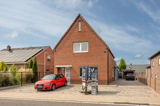 Dit pand is gelegen in het centrum van Hechtel-Eksel met openbaar vervoer, winkels & ontspanningsmogelijkheden in de nabijheid. Een...