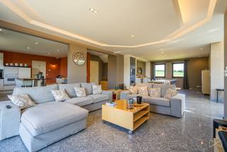 <strong>We Invest Sud-Luxembourg nodigt u uit om deze uitzonderlijke</strong> villa te ontdekken, genesteld in het hart van het groene platteland van <strong>Sibret </strong>(Vaux-Sur-Sûre), op een groot terrein van 60 hectare. Een oase van rust die natuur, moderniteit en comfort combineert, binnen handbereik van alle voorzieningen en de Luxemburgse grens.<br /><br /><strong>Moderne, hoogwaardige architectuur:</strong><br />Deze villa heeft een aantrekkelijke eigentijdse stijl en energiezuinige kenmerken:<br />
<ul>
<li>Vloerverwarming</li>
<li>Fotovoltaïsche panelen</li>
<li>Geothermisch systeem</li>
</ul>
<strong>Royale leefruimte voor het hele gezin:</strong><br />Het huis biedt 6 tot 8 slaapkamers, 3 badkamers en ruime leefruimtes.<br /><br /><strong>Een geïntegreerde werkruimte:</strong><br />Bent u zelfstandige of professional? Profiteer van 90 m² speciale ruimte, perfect geschikt voor professioneel gebruik.<br /><br /><strong>Een goed onderhouden buitenruimte om nieuwe energie op te doen:</strong><br />De aangelegde tuin beschikt over een mooie vijver, een terras en een veranda op het zuidwesten. <br /><br /><strong>Begane grond: </strong><br />
<ul>
<li>Kelders over de hele oppervlakte van het huis met externe toegang</li>
<li>Grote garage van 38 m²</li>
</ul>
<strong>Technische kenmerken :</strong> <br />PEB klasse B, geothermische vloerverwarming, houtkachel, fotovoltaïsche panelen, PVC ramen met dubbele beglazing, elektrische rolluiken, pannendak. Vloerbedekking: marmerhars, semi-massief parket, tegels. <br /><br /><strong>Droom je van een ruime, eco-efficiënte woning in een rustige omgeving? Dan is dit de villa voor jou. Trek er nu in! <br /><br /></strong>Neem voor meer informatie of een bezichtiging contact met ons op:<strong> +32 (0)63 33 00 69 - alexandra.da@weinvest.be<br /></strong>