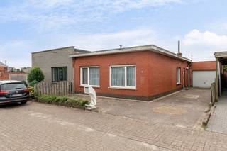 <strong>Te renoveren gezinswoning met potentieel op uitstekende ligging.</strong><br /><br />Deze laagbouwwoning biedt een mooie opportuniteit voor wie op zoek is naar een renovatieproject met tal van mogelijkheden.<br />De woning beschikt onder andere over<strong> 3 slaapkamers, een garage en een tuin</strong>, ideaal voor gezinnen of investeerders.<br /><br />Momenteel is het pand <strong>verhuurd aan € 700/maand</strong>, wat het ook interessant maakt als opbrengsteigendom.<br /><br />Let op: er geldt een <strong>renovatieverplichting</strong> en er zijn<strong> bouwovertredingen</strong> aanwezig. Dit biedt echter kansen om het pand volledig naar eigen smaak en volgens de huidige normen te herinrichten.<br /><br />De <strong>uitstekende ligging </strong>vormt een extra troef, met een vlotte bereikbaarheid en nabijheid van voorzieningen.<br /><br />Ontdek het pand alvast via de<strong> interactieve grondplannen met foto's op onze website</strong>.<br />Surf naar www.wijns.be en open de detailpagina van dit pand.<br /><br /><strong>Interesse?</strong><br />Neem snel contact met ons op voor meer info of een bezoek.<br /><strong>Bel 0473/33 33 33 of mail naar philip@wijns.be.</strong>