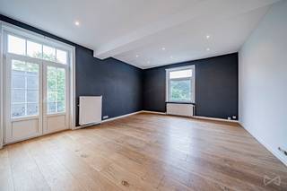 <p>We Invest a le plaisir de vous présenter ce bel appartement situé <strong>Rue Geleytsbeek 250 à Uccle</strong>, au sein d’un immeuble bien entretenu, dans un environnement calme et verdoyant à deux pas du <strong>Parc de la Sauvagère</strong>, des commerces, des écoles et des transports en commun.</p>
<p>D’une superficie d’environ 75 m², l’appartement séduit par sa luminosité et son beau potentiel d’aménagement. Il se compose d’un séjour spacieux de 28 m² donnant accès à un balcon orienté sud-ouest, d’une cuisine séparée qui peut être facilement ouverte afin de créer un espace de vie plus convivial, ainsi que d’un hall d’entrée avec vestiaire intégré.</p>
<p>La partie nuit comprend deux chambres confortables de 14 m² et 11 m², une salle de bains et un WC séparé. Une cave privative complète le bien.</p>
<p>Grâce à sa configuration, son emplacement privilégié et la qualité de son environnement, cet appartement représente une opportunité idéale pour un premier achat, une petite famille ou encore un projet d’investissement.</p>