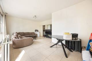Dit op te frissen appartement met topligging op Antwerpen Zuid vlakbij de Singel situeert zich op de 1ste verdieping in een kleinschalig gebouw met open zicht en een zeer goede mobiscore vlakbij het centrum, openbaar vervoer en invalswegen. <br />INDELING: Inkomhal met berguimte - zeer lichtrijke leefruimte met toegang tot de ingerichte keuken - binnenkoer van ca. 11m² -ruime slaapkamer en badkamer met douche, lavabo en toilet. <br />Er hoort een kelderberging bij het appartement. Mogelijkheid tot aankoop van een autostaanplaats aan 30.000€.<br /><br />BIJZONDERHEDEN: Appartement op zeer gegeerde locatie - EPC: 183 UC 3539753 - P&amp;G score: C - Beschikbaar bij akte- Lage maandelijkse kosten<br />Appartement kopen of verkopen in Antwerpen? Bel 03 361 51 51 of via info@yvesvanpelt.be