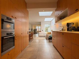 Cette charmante maison de ville bien rénovée (±1910) est située dans une rue calme de Sint-Andries, à quelques pas du centre historique de Bruges. La maison offre environ 153 m² de surface habitable sur un terrain de 190 m² et allie caractère et confort contemporain.La maison a été entièrement rénovée entre 2014 et 2016 (tuyaux, cuisine, salle de bain) et dispose d'un jardin orienté à l'ouest avec terrasse et abri de jardin.Disposition :Rez-de-chaussée avec entrée, coin bureau/cour avant, cuisine ouverte et espace de vie lumineux avec accès au jardin.Premier étage avec chambre spacieuse et salle de bain (baignoire, douche, double vasque, toilettes).Toit avec 2 chambres.Extra : sous-sol et abri de sous-sol séparé accessibles depuis le jardin.Avantages :- 3 chambres- EPC C (253 kWh/m²/an) — aucune obligation de rénovation- Isolation de toit (22 cm) + toit plat en EPDM (2021)- Chauffage central au gaz naturel- Mobiscore 9,2/10- Certificat d'amiante, EPC et inspection électrique disponiblesPas de parking privé (stationnement dans la rue).Maison idéale pour les familles ou les amoureux de la ville qui apprécient l'espace et l'emplacement.Vous pouvez consulter les conditions générales de Dewaele DIY sur dewaele.com.