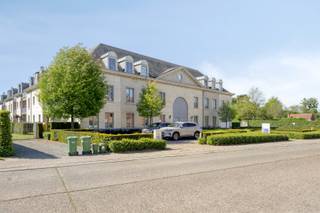 Ontdek dit uitzonderlijk ruime en instapklare penthouse met 2 slaapkamers en 2 badkamers, gelegen in een rustige en verzorgde residentie...