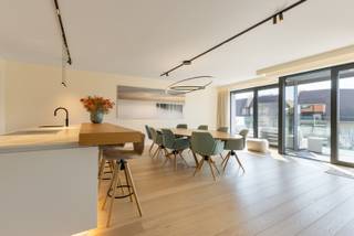<strong>Knokke: uitzonderlijk ruim (302 m²</strong><strong>) luxeappartement te koop in residentie La Rive op een toplocatie nabij het Albertstrand en het casino.</strong><br /><br />Dit prestigieus, royaal en instapklaar nieuwbouwappartement van maar liefst 302 m², volledig ingericht met hoogwaardige materialen en voorzien van ruime zonneterrassen (73 m²), bevindt zich in het exclusieve project &amp;quot;La Rive&amp;quot;. Het appartement biedt een zijdelings uitzicht op het Zegemeer en het Casino, en bevindt zich daarbij op wandelafstand van het Albertstrand.<br /><br /><strong>Indeling:</strong><br />Inkomhal met gastentoilet en aparte toegang voor dienstverleners, een bijzonder ruime en lichtrijke leefruimte voorzien van alle comfort (gevelbreedte van 16,5m) die toegang geeft tot het zonnige terras. Daarbij is de woonkamer ook voorzien van een sfeervolle gashaard en een infraroodsauna. Verder beschikt het appartement over een open keuken, die volledig geïnstalleerd is met moderne toestellen. <br /><br />3 ruime slaapkamers (mogelijkheid tot een 4e), elk met toegang tot het terras. 2 volwaardige badkamers, dressing en praktisch berging/wasplaats.<br /><br /><strong>Troeven: </strong>
<ul><li>Hoogwaardige en hedendaagse afwerking.</li><li>Voorzien van airco, domotica en alarmsysteem.</li><li>Twee privatieve bergingen.</li><li>Gemeenschappelijke fietsenberging.</li><li>Mogelijkheid tot aankopen van een garagebox die geschikt is voor 4 wagens en voorzien is van een laadpunt. </li></ul>
Voor meer info? Contacteer <strong>Ayita</strong> 0496 13 43 12 of <strong>Stefan</strong> 0495 18 12 59.