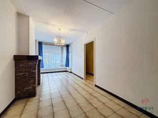 SOUS OPTION Dans le centre commercial d'Enghien, proche des commerces, des facilités, des écoles et des axes principaux, une jolie petite maison...