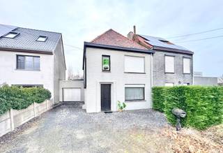 Halfopen woning, links aangebouwd via de garage, gelegen te Zulte, op de grens met Waregem, Sint-Eloois-Vijve; Woning die stapsgewijs wat...