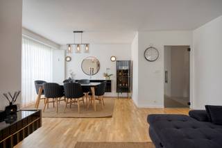 Ontdek dit instapklaar en volledig gerenoveerd appartement op een uitstekende ligging aan de Mettewielaan 54. Deze eigendom combineert ruimte, licht en hedendaags comfort en is ideaal voor wie zorgeloos wil wonen.

Het appartement beschikt over drie volwaardige slaapkamers en een stijlvolle afwerking doorheen de volledige woning. De moderne, volledig vernieuwde keuken sluit perfect aan op de lichtrijke leefruimte, waar grote raampartijen zorgen voor een open en aangename sfeer.

De prachtige badkamer is uitgerust met een inloopdouche en praktische voorzieningen voor zowel wasmachine als droogkast.

Een absolute blikvanger zijn de drie terrassen, elk aan een andere zijde van het appartement, waardoor u de hele dag door kan genieten van zon en open verzichten – een zeldzame troef!

Daarnaast beschikt het appartement over een praktische kelderruimte. Voor extra comfort is er bovendien de mogelijkheid tot aankoop van staanplaatsen aan €25.000 per stuk.

 Ideaal als gezinswoning of investering!
Meer info of een bezoek: Michael@immoaccenta.be