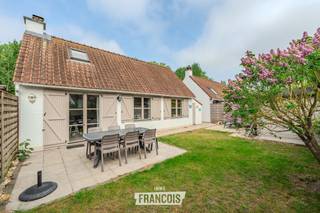 Deze volledig instapklare visserswoning beschikt over drie slaapkamers, waarvan één op het gelijkvloers. De woning is praktisch ingedeeld en afgewerkt met aandacht voor comfort en gebruiksgemak.<br /><br />De leefruimte sluit aan op een volledig uitgeruste keuken en een moderne badkamer, wat zorgt voor een aangename en functionele woonomgeving.<br /><br />Buiten beschikt u over een ruime zongerichte tuin met tuinhuis, ideaal om in alle rust van het buitenleven te genieten. Daarnaast is er een afzonderlijke parkeerplaats inbegrepen.<br /><br />De woning is gelegen in een rustig recreatiepark in Adinkerke (De Panne), vlakbij het natuurgebied Calmeynbos en op ongeveer 3 km van het strand en de zee.<br /><br />Dankzij de combinatie van ligging, indeling en afwerking is deze woning perfect geschikt als tweede verblijf of voor vakantieverhuur.<br /><br />Voor meer informatie of een bezoek kunt u contact opnemen met Inti op inti@immofrancois.be<br /><br /> of 0499 74 89 74.<br /><br />