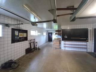 Midden in het groen, in een doodlopende straat, ligt deze recent gerenoveerde open bebouwing.<br />Zeer rustig gelegen doch op wandelafstand van centrum Oostham.<br /><br />Via de voordeur komt men in een ruime inkomhal met rechts een grote woonkamer en open keuken. Vanuit de keuken kan je naar de ruime wasruimte of langs de berging met vestiaire terug naar de inkomhal. De inkomhal geeft ook uit op een lange gang met toegang tot de badkamer met toilet, apart toilet, de drie slaapkamers en de garage. Alles bevindt zich op het gelijkvloers met over heel de oppervlakte nog een onafgewerkte zolder waar gerust nog kamers bijgemaakt kunnen worden. Toegang naar tuin en terras kan via de keuken, grote schuifdeur in de woonkamer of de garage.<br /><br />De keuken is volledig uitgerust en voorzien van alle modern comfort. <br />Er kan verwarmd worden met de centrale verwarming op gas en in de woonkamer met ingebouwde pelletkachel of de airco/warmtepomp. Het driedubbel glas en de isolatie houden heel het huis op een aangename temperatuur.<br />Er is dan ook een gunstige EPC score van 194kwh/jaar oftewel Label B.<br /><br />Parkeerplaats is er genoeg voor de woning en in de dubbele garage waar nog extra bergruimte aanwezig is.<br />In de volledig omheinde tuin staat ook nog een tuinhuis.<br /><br />Momenteel is het pand verhuurd.