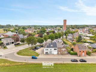 Deze solide eigendommen zijn gelegen op een perceel van 10 a 42 ca (454 m² + 588 m²) aan de drukke Gentsesteenweg, op een uitstekend...