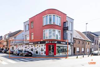 Op een <strong>commerciële toplocatie</strong> langs de Brugsesteenweg in Mariakerke bevindt zich deze instapklare winkelruimte met magazijn, momenteel ingericht als “Art &amp; Craft”. Dankzij de grote raampartijen en de <strong>sterke passage</strong> is dit pand ideaal geschikt voor detailhandel, atelier, showroom, burelen of dokterskabinet. De ligging zorgt voor een vlotte verbinding richting het centrum van Gent, Mariakerke en de R4. Bovendien is het pand uitstekend bereikbaar met het openbaar vervoer. <strong>Parkeergelegenheid </strong>is beschikbaar in de straat en in de directe omgeving. <br /><br /><strong>Kenmerken:</strong>
<ul>
	<li>Totale oppervlakte: ca. 340 m²</li>
	<li>Grote raampartijen met veel natuurlijke lichtinval</li>
	<li><span>Polyvalente indeling van het winkelgedeelte met afzonderlijk magazijn</span></li>
	<li><span>Aparte bureauruimte aanwezig</span></li>
	<li><span>Koer</span></li>
	<li><span>Airconditioning aanwezig</span></li>
</ul>
Wenst u dit pand te bezichtigen? Aarzel niet ons te contacteren via 09 278 88 88.