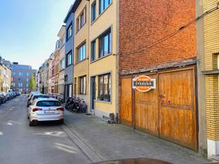 Buitenkans voor particuliere kopers: een perceel bouwgrond - 121 m2 - 5 meter breedte op 24,2 meter diepte - met daarop een garagecomplex: bij...