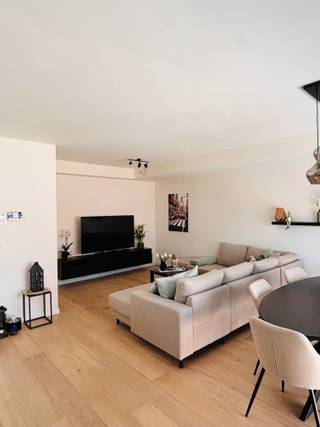 Dit lichtrijke en moderne appartement op de eerste verdieping werd in 2023 volledig gerenoveerd met oog voor energiezuinigheid en comfort. Dankzij de centrale ligging bevindt u zich op korte afstand van het gemeentecentrum, de E313, scholen en openbaar vervoer.<br /><br />De woning beschikt over een ruime leefruimte met open, volledig uitgeruste keuken. Deze is voorzien van een vaatwasser, combi-oven en een inductiekookplaat met geïntegreerd afzuigsysteem. Verder omvat het appartement drie volwaardige slaapkamers, een stijlvolle badkamer met ruime inloopdouche en dubbele lavabo, een apart toilet, een praktische was-/bergruimte en een extra bureaukamer.<br /><br />Extra troeven zijn de elektrische rolluiken achteraan en de op maat gemaakte lamellen vooraan. De vloerverwarming en het ventilatiesysteem in de volledige woning dragen bij aan een optimaal wooncomfort.<br /><br />De zonnige tuin van 120 m2 biedt een aangename buitenruimte waar u vrijwel de hele dag van de zon kunt genieten. Achteraan de tuin heeft u directe toegang tot een ruime garage van 22 m2, voorzien van aansluiting voor een elektrische laadpaal.<br /><br />Tot slot beschikt het appartement over een gunstig EPC-label B, is het asbestvrij en heeft het een bewoonbare oppervlakte van 115 m².<br />