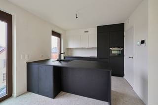 <p><span><strong>Nieuwbouwappartement met 1 slaapkamer en ruim terras</strong></span><span></span></p>
<p>Ontdek dit prachtige appartement in het Agnetenpark, dat zich bevindt in een moderne en comfortabele woonomgeving waar kwaliteit, ruimte en licht centraal staan. Ook staat energiezuinig wonen hier centraal dankzij onder andere de zonnepanelen en het BEN-label (Bijna Energie Neutraal). Dit appartement, gelegen op de tweede verdieping, combineert een doordachte indeling met een aangenaam wooncomfort.</p>
<p>Verder geniet je in de open leefruimte van veel natuurlijk licht. Deze sluit naadloos aan op de keuken, wat zorgt voor een ruimtelijk en uitnodigend gevoel. Dankzij de kwalitatieve afwerking en de praktische indeling is dit appartement ideaal voor wie op zoek is naar een stijlvolle en functionele woonst.</p>
<p>Via de leefruimte heb je toegang tot het gezellige terras van 8 m², een fijne plek om te ontspannen en te genieten van de buitenlucht. Daarnaast beschikt het appartement over een aparte berging die extra opbergruimte biedt en bijdraagt aan het dagelijks comfort.</p>
<p>Het appartement heeft volgende <strong>kenmerken</strong>:<br />- Tweede verdieping<br />- Bewoonbare oppervlakte: 74m²<br />- 1 slaapkamer<br />- Terras van 8 m²<br />- Kwalitatieve afwerking <br />- Lichtrijke leefruimte <br />- Open keuken <br />- Aparte berging<br />- Zonnepanelen aanwezig<br />- BEN-label (Bijna Energie Neutraal)</p>
<p>Een unieke kans om kennis te maken met het wooncomfort en de uitstraling van het Agnetenpark in Peer.<br /><br /><span>Voor </span><strong>meer informatie of een bezoek ter plaatse</strong><span>, klik je op onze website </span><strong>www.jansenrealestate.be</strong><span> bij het pand op de </span><strong>knop 'bezoek aanvragen'.</strong><br /><br /><span>Wij ontzorgen je ook voor de verkoop van je huidige woning! Voor meer uitleg helpen we je graag verder!</span></p>