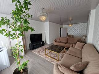 Instapklare halfopen bebouwing op 7a 21ca uit 1976 met drie slaapkamers, een aparte garage met tuinberging en een nog aan te leggen tuin, gericht naar het noordwesten.<br />Bewoonbare oppervlakte ca 150 m². Schrijnwerk werd vervangen in 2007. De woning beschikt over centrale verwarming op stookolie (aardgas in straat aanwezig), een nieuwe uitgeruste keuken en een badkamer in de achterbouw. Kleine veranda met toegang tot de tuin. Ruime oprit voor meerdere wagens. Gelegen langs de verbindingsbaan tussen Keerbergen en Schriek. Goede bereikbaarheid met privaat vervoer. Winkels, scholen, crèches, woonzorgcentra en grootwarenhuizen zijn allen gelegen binnen een straal van 3 km. EPC: 390 - label D.<br /><br />INDELING: zie plannen bij download rechts<br />GV: inkomhal met trap naar verdiep, toegang naar keuken en woonkamer, woonkamer, keuken met toegang naar was/stookplaats, was/stookplaats met brander en aansluiting wasmachine/droogkast, toegang tot een ruime berging, de badkamer met bad met douchescherm, lavabo en toilet en de veranda met toegang naar terras en tuin.<br />V1: overloop, naaikamer met luik naar zolder, slaapkamer 1 (16,7 m²), slaapkamer 2 (16,5 m²), slaapkamer 3 (10,5 m²)<br />V2: bergzolder onder dak<br />Apart: garage (26 m²) met elektrische poort en tuinberging (12 m²), verhardingen in betontegels en betonklinkers.<br /><br />AFWERKING:<br />Vloeren: keramische tegels, vinyl, beton, vast tapijt<br />Schrijnwerk: Draai- en kiepramen in Alu met HR-dubbel glas / rolluiken met horren, zonnestores in veranda<br />Muren: behangen, metselwerk<br />Plafonds: geschilderd pleisterwerk, houten planchetten<br /><br />STEDENBOUWKUNDIGE INFORMATIE:<br />Vergunning: JA<br />Gelegen in een nog niet vervallen verkaveling<br />Geen gerechtelijke maatregelen opgelegd<br />Geen voorkooprecht<br />Gelegen in woongebied met landelijk karakter<br />Niet gelegen in een effectief of mogelijks overstromingsgevoelig gebied.<br />Watertoets: P- en G-score: A