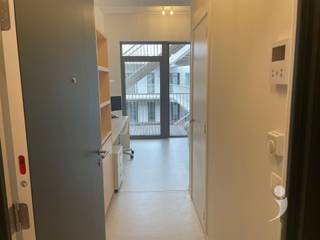 <p><span>Des chambres et des studios d'étudiants de haute qualité, récemment construits, au cœur de Louvain. </span></p><p><span> </span></p><p><span>Project YOU est situé sur la Bondgenotenlaan, la rue commerçante la plus importante et la plus connue de Louvain. Avec ses trois entrées et son emplacement stratégique sous la tour de la bibliothèque universitaire, le projet est le nouveau point chaud pour les étudiants de Louvain. </span></p><p><span> </span></p><p><span>YOU est accessible par trois entrées stratégiquement situées sur la Bondgenotenlaan, dans la Koning Leopold Istraat et dans la Bogaardenstraat. Grâce à sa situation le long de la principale voie d'accès à la ville, YOU est facilement accessible à pied, à vélo, en transports publics et en voiture. L'arrêt de bus le plus proche est à une minute, la gare à dix minutes. <br /><br />Les bâtiments sont dotés de tout le confort nécessaire et d'équipements modernes, et les espaces verts intérieurs permettent de faire une pause agréable dans la vie étudiante animée de Louvain. </span></p><p><span> </span></p>