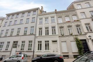 Gelegen in de Bronstraat, in een rustige buurt nabij de Louizalaan, biedt dit ruime en lichtrijke appartement modern wooncomfort met een vleugje...