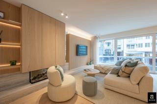 Op het beste stukje van de Lippenslaan, ligt dit zonnige 3-slaapkamerappartement, pas vernieuwd met luxueuze afwerking! <br />Brede leefruimte met zithoek en open haard, parketvloer, fineereiken kasten, travertin werkbladen,... <br /><br />Via de inkomhal met vestiaire en gastentoilet betreedt u de lichtrijke leefruimte met brede raampartijen en een open, stijlvol geïntegreerde keuken. De leefruimte geeft uit op het terras aan de voorzijde, waar u aangenaam kan genieten van de omgeving.<br /><br />Het appartement beschikt over drie volwaardige slaapkamers, elk voorzien van ingemaakte kasten en een eigen ensuite douchekamer, wat zorgt voor een hoog niveau van comfort en privacy.<br /><br />Een privatieve kelderberging is inbegrepen. Mogelijkheid tot overname van het meubilair en aankoop van een autostaanplaats.<br /><br />Een instapklaar appartement op topligging, ideaal als tweede verblijf of investering.