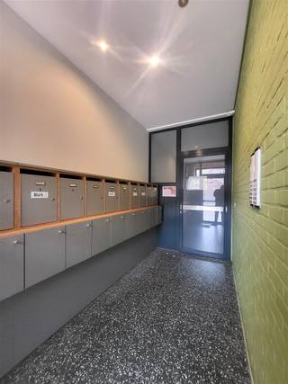 <h3><span>Instapklaar appartement met 3 slaapkamers, balkon en autostaanplaats in hartje Genk</span></h3><p><span>Bent u op zoek naar een ruim appartement in het centrum van Genk, waar comfort en praktische indeling hand in hand gaan? Dit appartement op de eerste verdieping biedt alles wat u nodig heeft: licht, ruimte én een uitstekende ligging. Dankzij de aanwezigheid van zowel een trap als een lift is het vlot bereikbaar voor iedereen.</span></p><p><span>Bij binnenkomst wordt u verwelkomd door een stijlvolle inkomhal met glazen deur, die meteen een gevoel van ruimte en klasse creëert. Vanuit hier heeft u toegang tot alle leefruimtes.</span></p><p><span>De indeling is doordacht en praktisch:</span></p><ul><li><span>Een ruime, lichtrijke woonkamer, waar u dankzij de grote ramen geniet van een aangename sfeer. De ideale plek om te ontspannen of gasten te ontvangen.</span></li><li><span>Een aparte keuken met directe toegang tot het balkon. Hier geniet u niet alleen van veel lichtinval, maar ook van een gezellig buitenplekje voor uw ochtendkoffie of een aperitief.</span></li><li><span>Drie volwaardige slaapkamers, die flexibel in te richten zijn als hoofdslaapkamer, kinderkamer, logeerkamer of zelfs als bureau of hobbyruimte.</span></li><li><span>Een badkamer met moderne douche en aansluiting voor wasmachine.</span></li><li><span>Een apart toilet en een handige berging, die extra opbergruimte voorzien.</span></li></ul><p><span>In de kelder beschikt u bovendien over een privatieve autostaanplaats en een aparte kelderberging, wat het comfort nog verder verhoogt.</span></p><p><span>De ligging is absoluut een troef: in het bruisende centrum van Genk, op wandelafstand van winkels, scholen, horeca en openbaar vervoer. Alles wat u nodig heeft, ligt binnen handbereik. Toch geniet u in het appartement van rust en privacy.</span></p><p><span>Dit appartement combineert centrale ligging, ruimte en comfort ideaal voor wie zelf op zoek is naar een nieuwe thuis, maar ook uiterst interessant als investering. Contact <span>Ercan@jemar.be</span></span><span> gsm 0484066892</span></p>