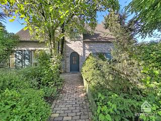 <strong>PLUSPUNTEN:</strong><br />+ perceeloppervlakte: 890 m²<br />+ bewoonbare oppervlakte: 195 m²<br />+ 4 slaapkamers (1 gelijkvloers)<br />+ dubbele inpandige garage<br />+ statige, charmate uitstraling<br />+ rustige ligging<br />+ vlak bij Nederlandse grens<br /><br /><strong>ALGEMEEN:</strong><br />Op een mooie en rustige locatie in Hamont bevindt zich deze bijzonder charmante en statige gezinswoning. De woning combineert een karaktervolle uitstraling met een aangename ruimte en biedt dankzij haar ruime perceel van 890 m² en circa 195 m² bewoonbare oppervlakte heel wat mogelijkheden voor wie op zoek is naar een fijne gezinswoning met een royale buitenruimte.<br /><br />Via de ruime inkomhal kom je rechtstreeks in de leefruimte, die het hart van de woning vormt. Vanuit de inkomhal is er daarnaast toegang tot de bureau, die dankzij zijn ligging en formaat ook perfect als slaapkamer op het gelijkvloers kan worden ingericht, en tot het gastentoilet. De leefruimte sluit aan op de open keuken, waardoor een aangename verbinding ontstaat tussen de verschillende leefgedeeltes.<br /><br />Aansluitend bevinden zich de praktische wasberging en de dubbele inpandige garage, wat zorgt voor extra bergruimte en comfort in het dagelijkse leven.<br /><br />Op de eerste verdieping bevindt zich de nachthal met drie slaapkamers, een extra berging en kastruimte. Ook hier zijn een apart toilet en een badkamer aanwezig. In totaal beschikt de woning over vier slaapkamers, wat voldoende ruimte biedt voor een gezin, thuiswerk of een hobbyruimte.<br /><br />Een absolute troef is het ruime perceel waarop de woning gelegen is. Met maar liefst 890 m² biedt de tuin heel wat mogelijkheden om een aangename buitenomgeving te creëren waar kinderen kunnen spelen, familie en vrienden kunnen samenkomen of waar je eenvoudigweg in alle rust van de omgeving kunt genieten.<br /><br />De ligging in Hamont maakt het geheel extra interessant. Hamont-Achel staat bekend om zijn groene en rustige karakter, terwijl je toch geniet van een vlotte bereikbaarheid van winkels, scholen, horeca en andere dagelijkse voorzieningen. Bovendien ligt de woning vlak bij de Nederlandse grens, waardoor ook Nederland vlot bereikbaar is. De combinatie van de rustige woonomgeving, de ruimte en de nabijheid van zowel het centrum als de grens maakt dit een aantrekkelijke locatie voor wie rustig wil wonen zonder zich afgelegen te voelen.<br /><br />Deze karaktervolle woning biedt dankzij haar statige uitstraling, royale perceel, vier slaapkamers en flexibele indeling een mooie basis voor wie op zoek is naar een ruime gezinswoning met karakter en mogelijkheden.<br /><br /><strong>INDELING:</strong><br />+0: inkomhal, bureau (gelijkvloerse slaapkamer), toilet, leefruimte met open keuken, wasberging, dubbele garage<br />+1: nachthal, 3 slaapkamers, berging, kastruimte, toilet, badkamer<br /><br /><strong>FINANCIERING:</strong><br />Een succesvolle vastgoedtransactie begint met een goede voorbereiding. Wij adviseren kandidaat-kopers om hun financiële mogelijkheden tijdig in kaart te brengen, zodat zij met de nodige zekerheid en vertrouwen kunnen handelen wanneer de juiste opportuniteit zich aandient.<br /><br /><strong>VERKOPEN OF VERHUREN MET EEN STRATEGISCHE AANPAK?</strong><br />Dankzij het vertrouwen van onze klanten en onze sterke marktpositie zijn wij voortdurend op zoek naar kwalitatieve eigendommen. Overweegt u te verkopen of te verhuren? Ontdek vrijblijvend onze persoonlijke aanpak en hoe wij uw eigendom optimaal positioneren om de juiste doelgroep te bereiken.<br /><br /><strong>ALS EERSTE OP DE HOOGTE VAN NIEUW AANBOD:</strong><br />De beste eigendommen worden vaak gevonden vóór ze breed beschikbaar zijn. Schrijf u vrijblijvend in via onze website en ontvang nieuw aanbod dat aansluit bij uw wensen en zoekcriteria.<br /><br /><strong>UW VASTGOED, ONZE EXPERTISE:</strong><br />Elke eigendom verdient een persoonlijke strategie. Met een combinatie van marktkennis, professionele presentatie, actieve klantenbenadering en een sterk netwerk begeleiden wij onze klanten naar een succesvol resultaat.<br /><br /><strong>PERSOONLIJKE SERVICE, PROFESSIONELE BEGELEIDING:</strong><br />Een vastgoedbeslissing vraagt een doordachte aanpak. Ons ervaren team staat klaar om u persoonlijk te adviseren en te begeleiden bij elke stap. Contacteer ons via +32 89 87 03 67 of via info@immosign-plus.be.