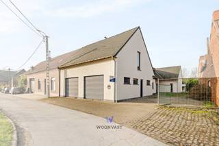 Ontdek deze ruime en lichtrijke woning, gelegen op een uiterst rustige locatie in Wieze. Met maar liefst 5 slaapkamers en een perceel van 8a10ca biedt deze woning alle comfort en ruimte voor een groot gezin of wie wonen en werken wil combineren.<br /><br />Bij het binnenkomen betreedt u de inkomhal, die meteen toegang geeft tot de ruime leefruimte en de open keuken, beide met een aangenaam zicht op de tuin. Op het gelijkvloers vindt u verder een volledig uitgeruste badkamer (douche, ligbad en dubbele lavabo), een gastentoilet, een bureauruimte, een eerste slaapkamer en een praktische bijkeuken.<br /><br />Op de eerste verdieping bevinden zich nog vier volwaardige slaapkamers en een toiletruimte (toilet nog niet aangesloten).<br />Daarnaast beschikt de woning over een dubbele garage met elektrische poort en een zolderruimte die extra uitbreidingsmogelijkheden biedt.<br /><br />Troeven op een rijtje:<br />- Zeer rustige ligging<br />- Geen renovatieverplichting<br />- Ideaal voor grotere gezinnen<br />- Conforme elektriciteitskeuring<br />- Veel opbergruimte<br />- Mogelijkheid tot combinatie wonen en werken<br /><br />Interesse of graag een bezoek ter plaatse? Contacteer Kyan via 0470/35.32.06 of kyan@woonvast.be