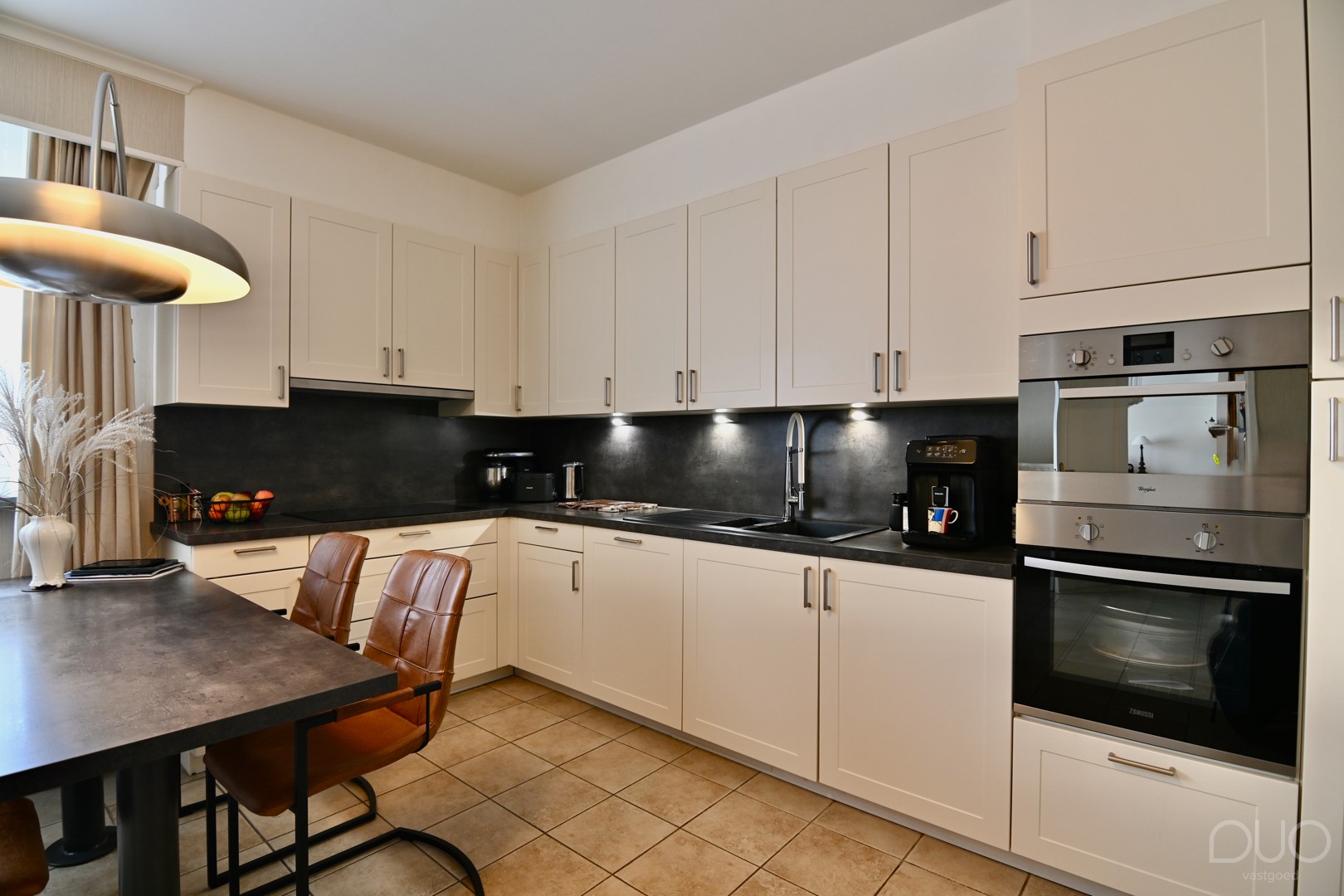 Ruim en luxueus afgewerkt 3-slaapkamerappartement (155 m²) met privé-inkom, kelder en garage in Heers - foto 4