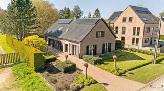 <p><span>Ruime open bebouwing met 6 slaapkamers op toplocatie in Zandhoven</span></p><p><span>Op een rustige en groene ligging langs de Vierselbaan te Zandhoven vinden we deze ruime open bebouwing met een bewoonbare oppervlakte van maar liefst 218 m². De woning werd gebouwd in 1980 en doorheen de jaren gedeeltelijk gerenoveerd, waaronder een vernieuwde keuken in 2015 en de plaatsing van zonnepanelen in 2019. Recent werd bovendien een nieuwe condensatieketel geïnstalleerd, wat bijdraagt aan het hedendaags comfort.</span></p><p><span>De woning is bijzonder praktisch ingedeeld en biedt tal van mogelijkheden, mede dankzij de aanwezigheid van maar liefst </span><span>6 slaapkamers</span><span>, waarvan </span><span>3 op het gelijkvloers</span><span>.</span></p><p><span>Het gelijkvloers omvat een lichtrijke woonkamer van 34 m², een functionele keuken van 16 m², een berging van 6,5 m² en een badkamer met ligbad van 7 m². Verder bevinden zich hier drie volwaardige slaapkamers (14 m², 14 m² en 10,5 m²) en een inkomhal van 17 m².</span></p><p><span>Op de verdieping treffen we nog eens drie ruime slaapkamers (22 m², 17 m² en 22 m²), een tweede badkamer met douche van 8,5 m², een apart nachttoilet, een overloop van 12 m² en een extra bureauruimte van 6 m².</span></p><p><span>Buiten geniet u van een aangename, </span><span>zuidwest georiënteerde tuin</span><span> met een prachtig open zicht op achterliggende weilanden en natuurgebied een oase van rust en privacy.</span></p><p><span>Deze woning is ideaal voor grote gezinnen, co-housing of wie op zoek is naar ruimte in een groene omgeving, zonder in te boeten aan bereikbaarheid.</span></p><p><span>Troeven:</span></p><ul><li><span>218 m² bewoonbare oppervlakte </span></li><li><span>6 slaapkamers (3 gelijkvloers) </span></li><li><span>Zonnepanelen (2019) </span></li><li><span>Nieuwe condensatieketel </span></li><li><span>Zuidwest georiënteerde tuin </span></li><li><span>Rustige ligging met zicht op natuurgebied </span></li></ul><p><span> </span></p><p><span>Een unieke kans voor wie ruim en groen wil wonen in Zandhoven!</span></p>