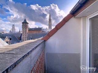 Dans une ancienne maison bourgeoise néoclassique, entièrement rénovée et transformée en un petit immeuble d'appartements avec label EPC B, vous trouverez cet élégant appartement de 60 m². Prêt à emménager au cœur d'Anvers !<br />L'appartement est situé au troisième étage et offre un salon spacieux et lumineux avec une cuisine ouverte moderne. Il est suivi d'une salle à manger confortable avec des armoires encastrées et une cheminée à gaz qui crée une ambiance supplémentaire.<br />La chambre est équipée d'une armoire encastrée. La salle de bains dispose d'un lavabo, d'une baignoire et de toilettes. Grâce à son concept de salon ouvert, cet appartement donne l'impression d'être un loft urbain chaleureux.<br />À l'arrière, vous profiterez d'une terrasse agréable avec le soleil du matin et de l'après-midi, ainsi que d'une vue magnifique sur la cathédrale et la Boerentoren, deux monuments emblématiques d'Anvers.<br />Que vous recherchiez un premier appartement, un investissement intelligent, un Airbnb ou un pied-à-terre dans le centre historique, ce bien est un véritable rêve pour les amoureux de la ville. Tout est accessible à pied : commerces, restaurants, culture et transports en commun.