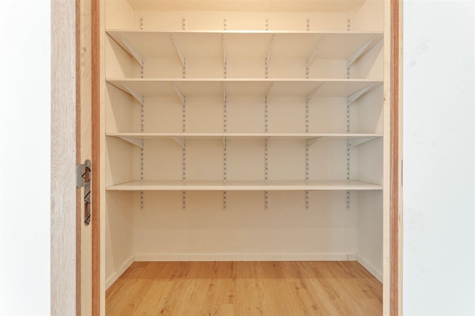 Appartements extrêmement spacieux avec de grandes terrasses et 2 garages. - photo 5