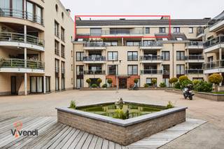 Op een rustige locatie nabij het centrum bevindt zich deze riante en luxueus afgewerkte penthouse van ca. 185 m².Het appartement is bereikbaar via...