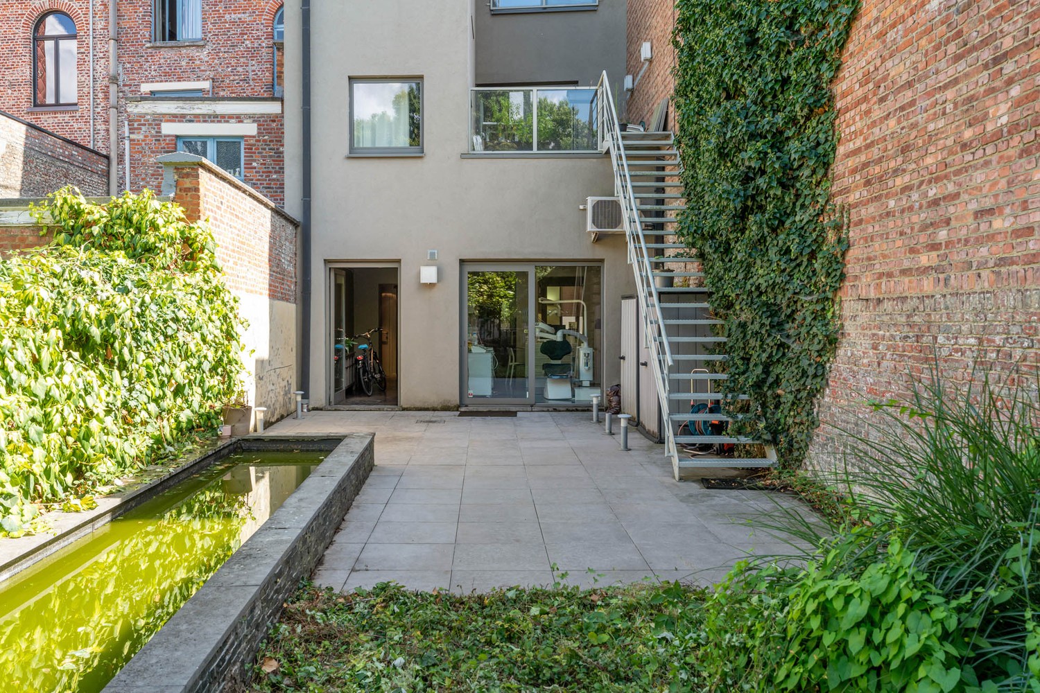 Instapklaar handelsgelijkvloers/praktrijkruimte met groot West-gericht terras en tuin nabij het Station van Leuven ! - photo 2