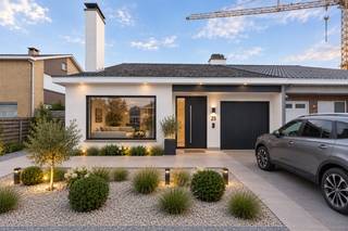 <p>Dans le <strong>pittoresque Westkerke</strong>, sur la <strong>calme</strong> Eikenlaan se trouve cette maison semi-ouverte de 1972.<br />Une excellente opportunité pour ceux qui recherchent un <strong>projet de rénovation</strong> avec de nombreuses possibilités.<br /><br />Cette maison offre la base idéale pour ceux qui souhaitent créer un chez-soi entièrement selon leurs goûts et les normes de vie contemporaines.<br />La <strong>construction semi-ouverte</strong> permet une agréable luminosité et une sensation d’espace, vous donnant tous les atouts pour en faire une <strong>maison familiale confortable</strong>.<br /><br />Un atout particulier est que <strong>toutes les pièces</strong> (salle de vie, cuisine, chambres, salle de bain, garage, ...) sont <strong>situées au rez-de-chaussée</strong> et que la maison dispose en outre d'un <strong>grenier spacieux</strong>, actuellement non utilisé.<br />Avec les aménagements nécessaires, celui-ci peut être facilement transformé en plusieurs chambres, un bureau, une salle de jeux ou un espace hobby. Ainsi, vous créez une surface habitable supplémentaire, parfaitement adaptée à vos désirs de logement.<br /><br />Êtes-vous à la recherche d'une maison que vous désirez aménager entièrement selon vos goûts ? Alors c’est l’opportunité idéale.<br />Une <strong>estimation indicative des coûts de rénovation</strong> peut être consultée dans l'annonce sur le site (caenen.be) sous l'onglet 'téléchargements'. <br /><br />Laissez-vous surprendre par les possibilités que cette maison a à offrir et contactez-nous pour prendre rendez-vous pour une visite !</p>