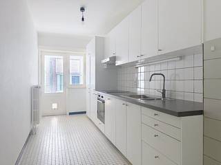 Bent u op zoek naar een appartement te huur in Oostende centrum? Dit volledig vernieuwde appartement van 95 m² op de eerste verdieping (zonder lift) combineert ruimte, licht en comfort op een toplocatie, vlak bij winkels, openbaar vervoer en de zeedijk.Indeling:-Grote, lichtrijke leefruimte-Aparte keuken, voorzien van moderne toestellen en aansluiting voor wasmachine-Badkamer met ligbad-Apart toilet-2 slaapkamers -Balkon achteraanTroeven van dit appartement in Oostende:-Ruime oppervlakte van 95 m²-Volledig vernieuwd en instapklaar-veel lichtruimte -Centrale ligging in Oostende centrumprovisie: €90,- (verwarming en water)Ben je geïnteresseerd in dit pand te huur in Oostende? Ga naar de website www.dewaele.com, klik op het pand dat je wenst te huren. Via de rode knop "vraag je bezoek aan" vragen we u kort een profiel in te vullen. Telefonisch kunnen er geen afspraken gemaakt worden.Bezoek aanvragen
