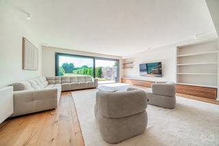 <p>Informatie & bezoeken: 02 315 51 71<br /><br />We Invest Brussels presenteert deze mooie, volledig gerenoveerde woning, gelegen in Steenokkerzeel, in een rustige en residentiële omgeving.<br /><br />Met een bewoonbare oppervlakte van 227 m² biedt de woning ruime vertrekken en een ideale indeling voor een gezin. De woning beschikt over 4 slaapkamers en een bureau, evenals voldoende bergruimte en een ruime wasruimte.<br /><br />De kelderverdieping beschikt over een garage van 34 m² en een kelder van 5 m². Buiten geniet u van een tuin van meer dan 600 m², met tal van mogelijkheden voor inrichting en de mogelijkheid om een zwembad te voorzien, mits de nodige vergunningen.<br /><br />De woning werd volledig gerenoveerd met kwaliteitsvolle materialen en wordt gemeubeld verkocht. Ze is instapklaar en er zijn geen werken meer nodig.<br /><br />Op technisch vlak beschikt de woning over een EPC-label C en een conforme elektrische installatie.<br /><br />De ligging biedt een aangename woonomgeving en bevindt zich bovendien nabij winkels, scholen, openbaar vervoer en belangrijke verbindingswegen.<br /><br />Een complete en zeldzame woning op de markt, ideaal voor een gezin dat op zoek is naar ruimte, comfort en een instapklare woning.<br /><br />Te bezoeken zonder uitstel!</p>