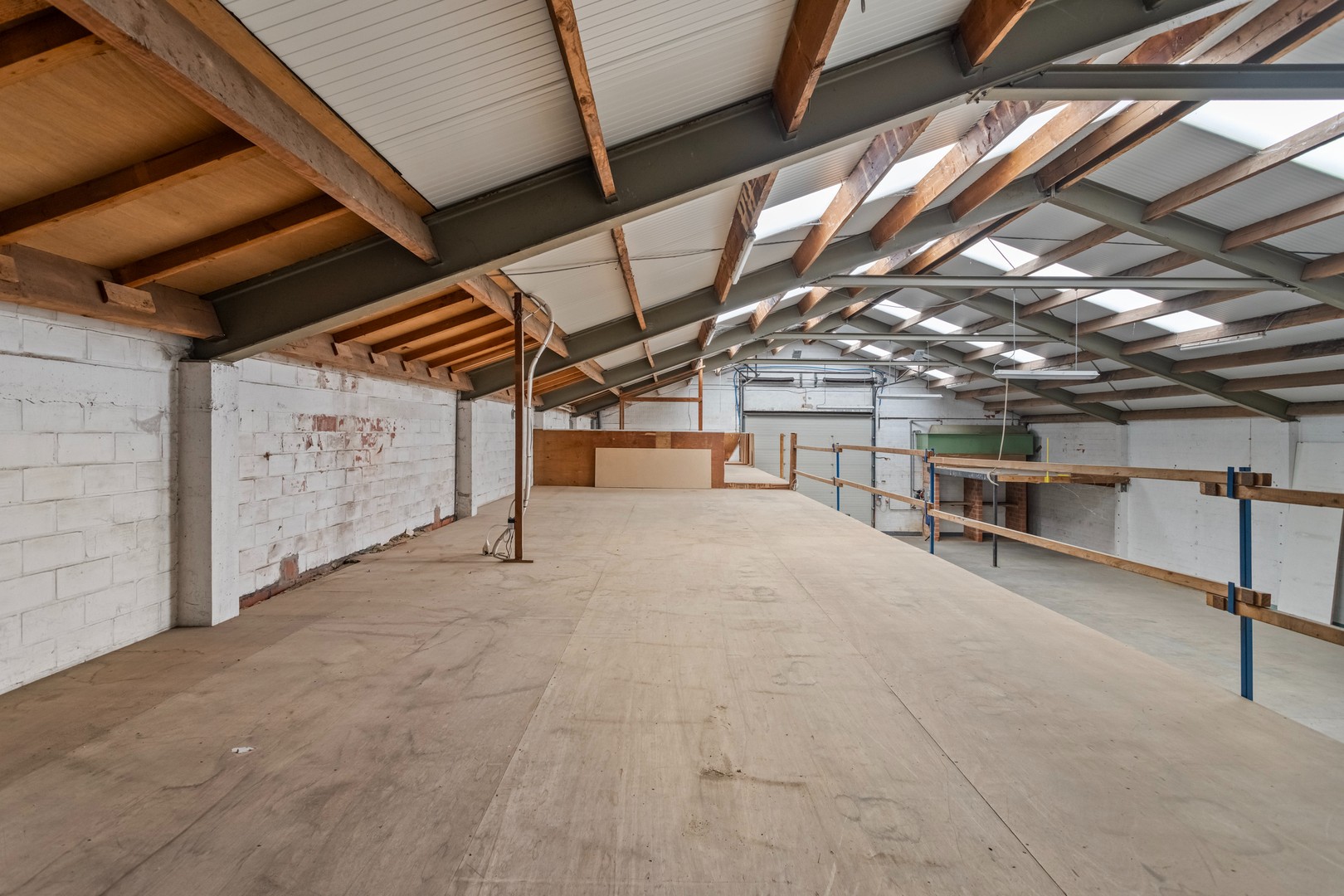 Magazijn van 355 m² + garage 45 m² met een goede centrale ligging - foto 1