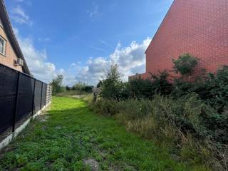 Centraal gelegen bouwperceel voor half-open bebouwing met een oppervlakte van 8 are 84 ca en een oostgerichte tuin. Deze bouwgrond is gelegen in...