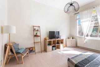 In een kleinschalig gebouw, op een bijzonder gegeerde locatie vlak bij de Marnixplaats, bevindt zich dit aangename gelijkvloers appartement. De Vrijheidstraat is een rustige zijstraat van de Marnixplaats en combineert een centrale ligging met de levendige sfeer van het Zuid.<br /><br />De lichtrijke leefruimte biedt plaats voor een comfortabele zithoek en een eetgedeelte en sluit naadloos aan op de open keuken. Vanuit de keuken is er rechtstreeks toegang tot het aangename stadskoertje, een fijne buitenruimte die zich uitstekend leent voor een rustig moment in de buitenlucht.<br /><br />Aan de voorzijde van het appartement bevindt zich de ruime slaapkamer. Achteraan is er nog een aparte ruimte die flexibel kan worden ingevuld, bijvoorbeeld als bureau of extra bergruimte. Daarnaast bevindt zich de badkamer, uitgerust met een douche en toilet.<br /><br />Op de eerste verdieping is er een gemeenschappelijke wasruimte ter beschikking van alle bewoners van het gebouw.<br /><br />Een charmant en praktisch appartement op een centrale locatie, op wandelafstand van de Marnixplaats, het Zuid en tal van gezellige cafés, restaurants en lokale handelszaken.<br /><br />Huurprijs: 950 EUR/maand<br />Alg. kosten: 55 EUR/maand<br />Beschikbaarheid: 01/10/2026<br /><br />Interesse?<br />Contacteer LISTED voor een bezoek: +32 3 283 51 51.