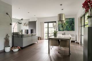 <p>Gelegen aan de Beukenlaan in Neerpelt, biedt deze prachtige villa, gebouwd in 2010, een exclusieve leefervaring die stijl en comfort perfect combineert. De open indeling van de woning zorgt voor een lichte en luchtige sfeer, ideaal voor zowel gezellige familiemomenten als zakelijke bijeenkomsten. De villa is ontworpen met oog voor detail en straalt een hoogwaardige afwerking uit die bezoekers meteen zal aanspreken.</p>

<p>De voorzieningen van deze villa zijn eveneens indrukwekkend. Zo is woning volledig onderkelderd, en is er op meerdere plaatsen gebruik gemaakt van prachtige materialen. <br /><br />Indeling: Inkomhal met trap naar de verdieping, apart toilet, leefruimte met zicht op het overdekte terras, volledig ingerichte keuken met een kwartsiet werkblad, Quooker kraan en een vuur van keramiek, geïntegreerde stoomoven, combi magnetronoven en koffiemachine. Verder is er ook nog een wasplaats.<br /><br />Verdieping: Overloop, ruime badkamer, 4 slaapkamers waarvan de masterbedroom voorzien is met een dressing.<br /><br />Kelder: De woning is volledig onderkelderd en is bereikbaar via de woning zelf en via de tuin.<br /><br />Tuin: Mooi onderhouden tuin met veel privacy, er is verder nog een tuinhuis aanwezig waar u de fietsen en grasmaaier etc. kan stallen.<br /><br />Extra:<br /><br />Volledig gelijkvloers voorzien van natuursteen vloer en trap<br /><br /><br />Wenst u deze prachtige moderne woning op deze schitterende locatie zelf te bezoeken?<br /><br />Contacteer ons voor een vrijblijvende afspraak.</p>