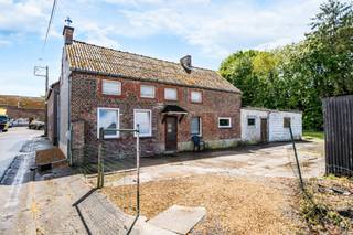 Située à Ambresin (Wasseiges), au cœur de la Wallonie et à proximité immédiate des axes autoroutiers E40, E411 et E42, cette maison à rénover offre...