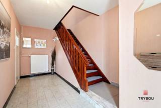 In de Bikschotestraat 7A te Langemark bevindt zich deze verzorgde gesloten bebouwing, ideaal voor gezinnen, starters of wie op zoek is naar een praktische woning met een vlotte indeling. De woning beschikt over een aangename leefruimte die naadloos aansluit op de keuken.<br /><br />Op de verdieping bevinden zich drie volwaardige slaapkamers die tal van mogelijkheden bieden als slaap-, werk- of hobbyruimte. Daarnaast is er een apart bijgebouw aanwezig, wat zorgt voor extra opbergruimte en praktisch wooncomfort. <br /><br />Met een EPC-label C geniet u bovendien van een energiezuinige woning zonder renovatieverplichting. De centrale ligging in Langemark zorgt voor een goede bereikbaarheid en een vlotte verbinding naar winkels, scholen en invalswegen.<br /><br />Bent u op zoek naar een betaalbare woning met drie slaapkamers en een praktische indeling? Dan is deze woning zeker een bezoek waard.<br /><br />Troeven:<br />- Geïsoleerd dak<br />- Hoogrendementsbeglazing<br />- CV met condenserende ketel<br />- EPC C<br /><br />📞 Interesse? Contacteer Thijs, Friedel of Nina :<br />📲 057 346 013<br />📧 thijs@grouptrybou.be | friedel@grouptrybou.be | nina@grouptrybou.be