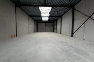 Nieuwbouw KMO-unit van 360 m² met privatieve parkeerplaatsen te koop op een terrein van 399 m².<br />Gelegen op amper 900 m van de Vichtsesteenweg, met onmiddellijke verbinding naar de E17, exit Deerlijk.<br /><br />De casco opslagruimte (brandklasse C) biedt een vrije hoogte van 6 m, een automatische sectionale poort (4 m breed x 4,5 m hoog) met aparte toegangsdeur en raampartij, een lichtstraat en een polybetonvloer.<br /><br />De unit maakt deel uit van de gloednieuwe ontwikkeling “Reynaertsite”, waarvan reeds 95% verkocht is!<br />Nog slechts 2 units beschikbaar met oppervlaktes van 360 m² of 430 m².<br /><br />Geschikt voor productie, stockage en ambachtelijke activiteiten.<br />Onmiddellijk beschikbaar – wees er snel bij!<br /><br />Contacteer Henry Van Tornhout voor bijkomende inlichtingen of een vrijblijvend plaatsbezoek via <strong>+32 474 13 37 93</strong> of via <strong>henry@kmovastgoed.be</strong>