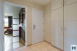 Bent u op zoek naar een appartement met charme én een uniek uitzicht? Dan is dit pareltje precies wat u zoekt!<br /><br />Op de eerste verdieping wordt u bij het binnenkomen verwelkomd in een inkomhal die leidt naar een lichtrijke en gezellige leefruimte, waar grote raampartijen zorgen voor een overvloed aan natuurlijk licht én een prachtig zicht op de oude Dender waar u volledig tot rust komt.<br />De praktische keuken sluit mooi aan bij de leefruimte en wordt aangevuld met een handige berging. De badkamer is uitgerust met een comfortabele douche in bad.<br />Verder beschikt het appartement over twee volwaardige slaapkamers of waarvan ook één kan dienen als bureau, dressing, ...<br /><br />Genieten doet u volop op het zonnige terras, waar u samen met het fenomenaal uitzicht op het water elke dag een vakantiegevoel ervaart.<br />Als extra troeven zijn er een extra kelderberging en een ondergrondse staanplaats in parkeerlift.<br /><br />De ligging? Absoluut top! In het hart van Dendermonde, op wandelafstand van winkels, scholen en openbaar vervoer. Hier woont u centraal én comfortabel.<br />Kortom: een ideale combinatie van licht, ruimte, uitzicht en locatie. <br />EPC: 126 kWh/m²/j en UC: 2808637-RES-1 (B-label)<br />Totale m² bewoonbaar opp. is bruto en inclusief kelderberging.<br />Voor meer inlichtingen of een vrijblijvend bezoek aan deze woning kan u contact opnemen met Marik op het nummer 052/21.65.51 of mailen naar info@immomiddelpunt.be