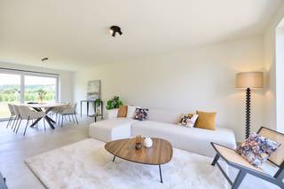 Hectaar bouwt twee energiezuinige en praktisch ingerichte nieuwbouwwoningen op een rustige ligging in Hamme.<br />De woning is gelegen in een rustige straat maar toch zeer centraal nabij verschillende winkels, een lagere school en rechtstreeks verbinding naar alle invalswegen. Ideaal voor mensen die bereikbaarheid zoeken maar vooral rust.<br /><br />Bij elke woning krijgt de koper de kans om volledig inspraak te hebben in de inrichting en afwerking van de woning. In samenspraak met onze betrouwbare partnerleveranciers kies je zelf de materialen en afwerking volgens smaak en budget – zo maak je van deze woning écht jouw thuis.<br /><br /><strong>Indeling van Lot 01:</strong><br />Gelijkvloers: Inkomhal met gastentoilet, ruime leefruimte met open keuken (43,82m²) en berging (8m²)<br />Verdieping: Nachthal met apart toilet, 3 zeer ruime slaapkamers (13,24m² - 12,71m² - 10,96m²), badkamer uitgerust met ligbad, inloopdouche en dubbele lavabomeubel<br />Zolder: Toegankelijk via het zolderluik - ideaal als extra opbergruimte/uitbreiding <br /><br /><strong>Troeven van deze woning:</strong>
<ul>
	<li>Energiezuinig wonen</li>
	<li>Lucht/water warmtepomp, zonnepanelen en vloerverwarming </li>
	<li>Regenwaterput 7.500l aangesloten op toiletten/wasmachine/buitenkraan</li>
	<li>West-georiënteerde percelen</li>
</ul>
Wens je meer informatie, contacteer ons vandaag nog voor meer informatie of een afspraak op kantoor te Asse. <br /><span>(Foto's zijn referentiebeelden van voorgaande projecten)</span>