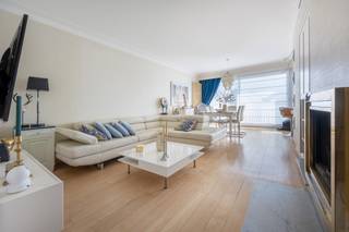 Dit zeer verzorgd appartement is centraal gelegen en heeft 2 slaapkamers.<br /><br />De living heeft veel lichtinval op een mooie houten vloer en er is overal dubbele beglazing.<br /><br />De open keuken op stenen vloer is volledig uitgerust en heeft: een ingebouwde ijskast en diepvries, een ceramische kookplaat, een dampkap, een vaatwasser, een dubbele spoelbak, een micro-oven en kasten boven en onder.<br /><br />De badkamer is volledig betegeld, een ligbad/douche en een lavabo.<br /><br />Het appartement heeft 2 slaapkamers ( 15m² + 11m²) en hebben beide zonnewering.<br /><br />Er is tevens een apart W.C. in het appartement.<br /><br />Het mooie terras (8m²) is aan de voorkant van het appartement gelegen en heeft een automatische zonnetent.<br /><br />Zeer gunstig EPC 176 kWh/m² jaar, LABEL B !<br /><br />De elektriciteit is conform.<br /><br />De maandelijkse kosten bedragen €250 ( verwarming, water, blokpolis, syndicus, minuterie, lift controle en onderhoud, ...) <br /><br />Voor meer info of een bezoek, neem contact op met Philip op 0476 99 90 29 of philip@reds.be.