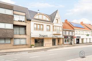 <p><strong>Unique opportunity to combine living and working in the heart of Sint-Eloois-Vijve!</strong></p>
<p>Ideally located commercial property (former butcher’s shop) with a spacious residence above, a garage with rear access, and situated close to the River Lys.</p>
<p><strong>Commercial area layout:</strong> the front of the property currently houses a fully equipped butcher’s shop with a stylish retail area. Several workshop and workspaces are connected to the commercial section. At the rear of the ground floor, you will find an additional kitchen, a lounge area, and various practical storage rooms.</p>
<p>The property offers significant potential for a wide range of commercial or professional activities.</p>
<p>In addition, the building features a spacious garage, side access to the inner garden, and ample parking facilities both at the front and rear of the property.</p>
<p><strong>Residential area layout:</strong> accessed through a separate entrance, the living quarters offer approximately 250 m² of living space. The residence comprises a spacious and bright living room, a fully equipped open-plan kitchen, 4 full-sized bedrooms, a stylish bathroom, and a magnificent sun terrace of more than 40 m² overlooking the River Lys.</p>
<p>Thanks to the separate entrance and individual electricity meters, the residence can easily be rented out independently.</p>
<p><strong>KEY FEATURES:</strong></p>
<ul>
<li>Unique combination of commercial premises and a spacious private residence</li>
<li>Excellent commercial location</li>
<li>Generous living area of approximately 250 m²</li>
<li>4 full-sized bedrooms</li>
<li>Large sun terrace of more than 40 m²</li>
<li>Separate access and utility meters for the commercial and residential sections</li>
<li>Garage, inner garden, and additional storage areas</li>
<li>Central heating on natural gas</li>
<li>Rainwater harvesting system (2 x 7,500 litres)</li>
<li>Pond with filtration system</li>
<li>High-quality finishes with custom-made cabinetry</li>
</ul>
<p><strong>In short, an exceptional opportunity for anyone looking to combine living and working in one unique property.</strong></p>
<p><strong>For more information or to arrange a viewing, please contact: charlotte@immobeguin.be</strong></p>