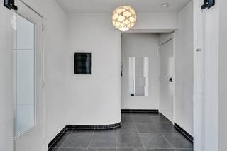 <p>Op zoek naar een lichtrijk twee-slaapkamer appartement in Mechelen?<br />Op 5 minuten van de Veemarkt bevindt zich dit toffe appartement op de derde verdieping. Het appartement heeft een uitstekende verbinding met de R6 en de Tangent waardoor je vlot invalswegen en autosnelwegen bereikt.<br /><br />We komen het appartement binnen via de inkomhal met aansluiting naar de keuken, die werd voorzien van een koelkast, kookplaat, dampkap, koelkast, oven en vaatwasmachine. Via de gezellige woonkamer hebben we toegang tot het zonnige terras. Verder hebben we nog 2 slaapkamers, een badkamer met douche-cabine en aansluiting voor wasmachine en een apart toilet.</p><p>Maandelijkse provisie: € 85,- voor de gemeenschappelijke kosten en gasverwarming + € 15,- per inwonende persoon voor water <br />In de ondergrondse garage is een staanplaats bij te huren aan € 100,- per maand. <br />Het appartement is onmiddellijk beschikbaar. <br /><br />Vraag uw bezoek uitsluitend aan via de website van Malines Group.</p>